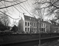 813799 Gezicht op de voorgevels van de panden Nieuwegracht 183 -lager te Utrecht; links de ingang van de botanische ...